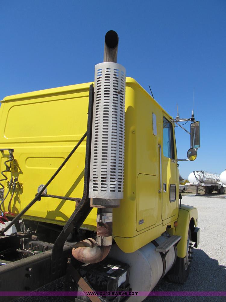 image for item F3024 1995 Volvo WIA semi truck