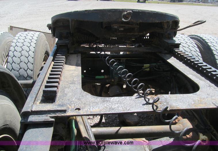 image for item F3024 1995 Volvo WIA semi truck