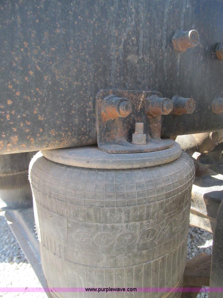 image for item F3024 1995 Volvo WIA semi truck