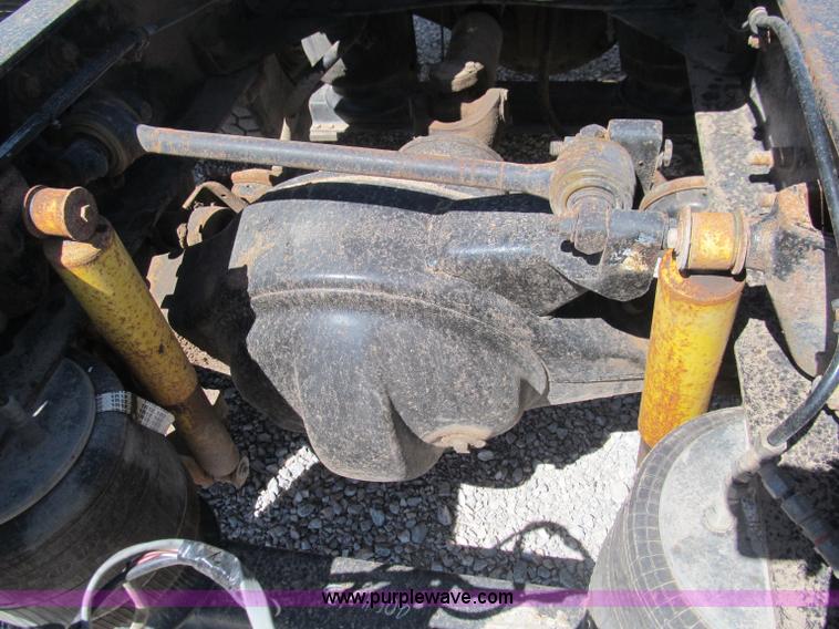 image for item F3024 1995 Volvo WIA semi truck