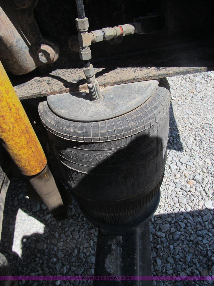 image for item F3024 1995 Volvo WIA semi truck