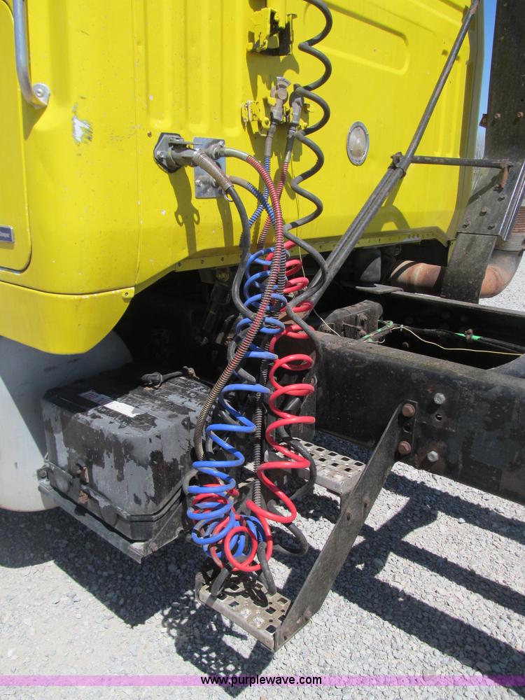 image for item F3024 1995 Volvo WIA semi truck