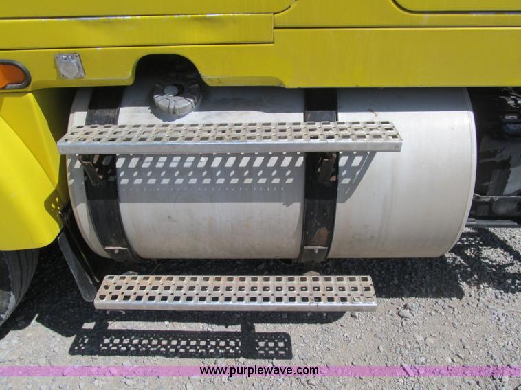 image for item F3024 1995 Volvo WIA semi truck