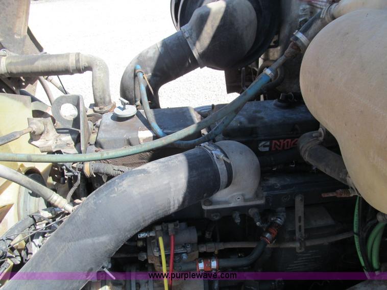 image for item F3024 1995 Volvo WIA semi truck