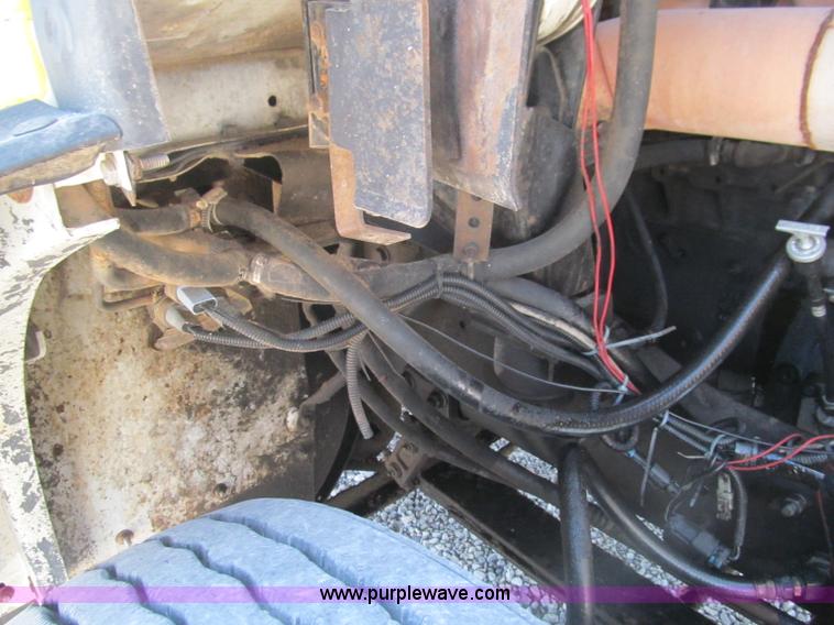 image for item F3024 1995 Volvo WIA semi truck