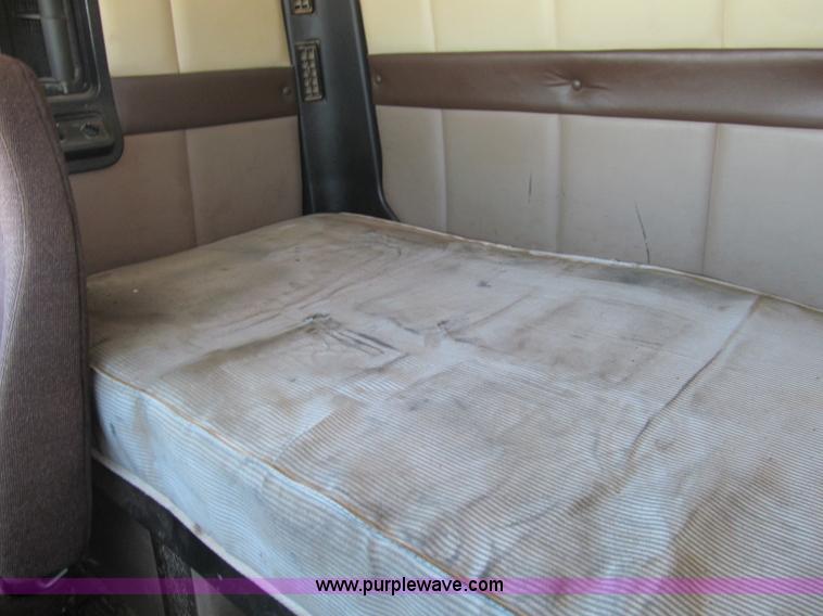 image for item F3024 1995 Volvo WIA semi truck