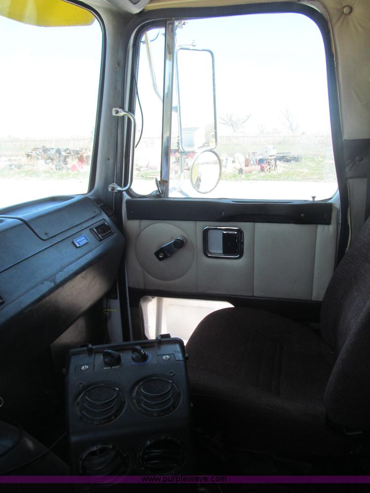 image for item F3024 1995 Volvo WIA semi truck