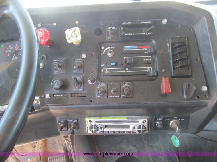 image for item F3024 1995 Volvo WIA semi truck