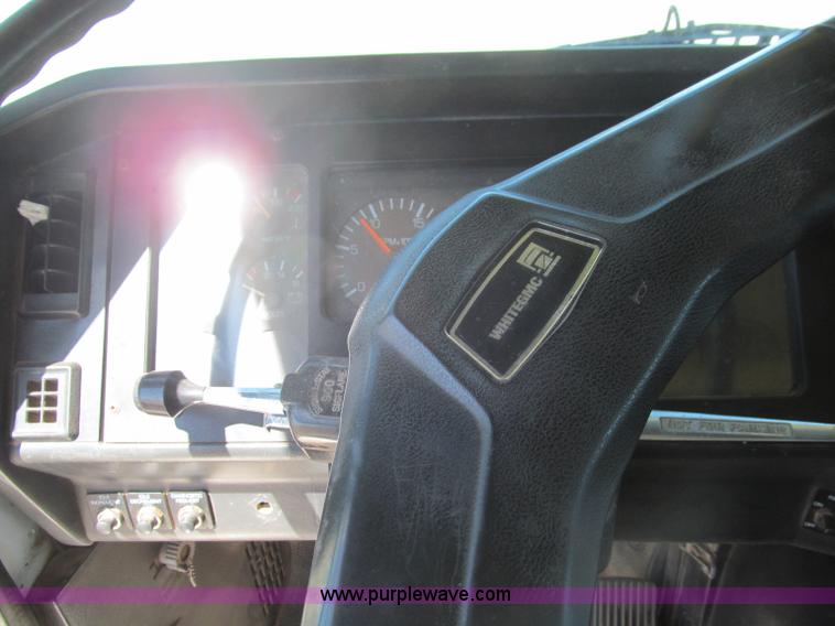 image for item F3024 1995 Volvo WIA semi truck