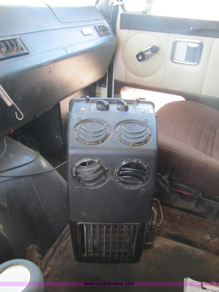 image for item F3024 1995 Volvo WIA semi truck