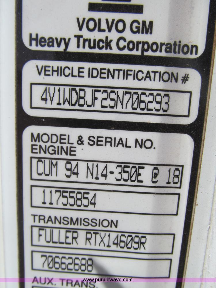 image for item F3024 1995 Volvo WIA semi truck