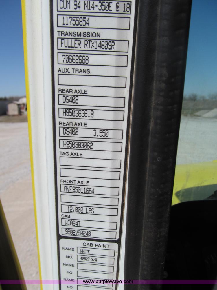 image for item F3024 1995 Volvo WIA semi truck