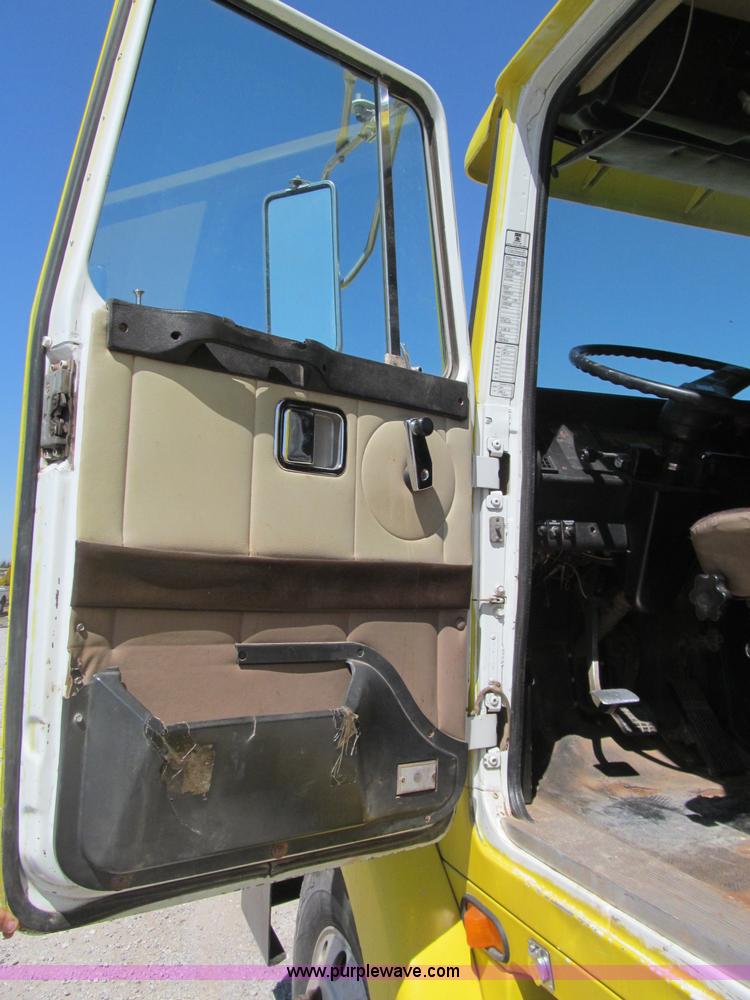 image for item F3024 1995 Volvo WIA semi truck