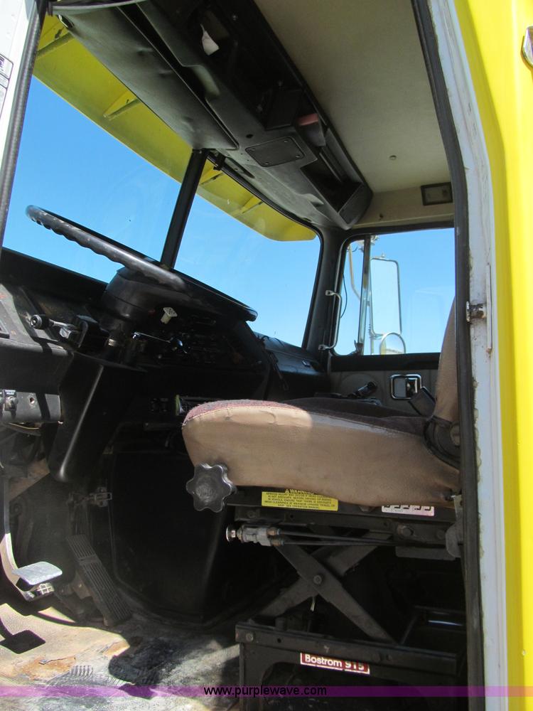 image for item F3024 1995 Volvo WIA semi truck