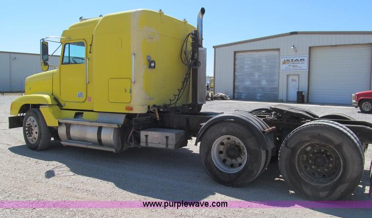image for item F3025 1996 Freightliner FLD120 semi truck