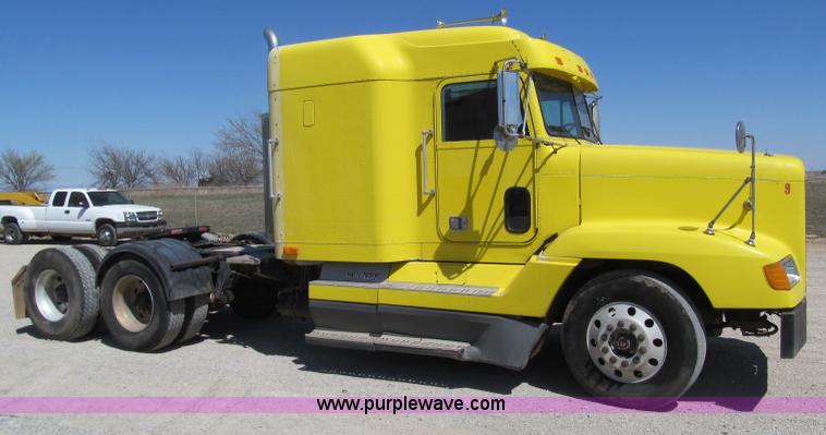 image for item F3025 1996 Freightliner FLD120 semi truck
