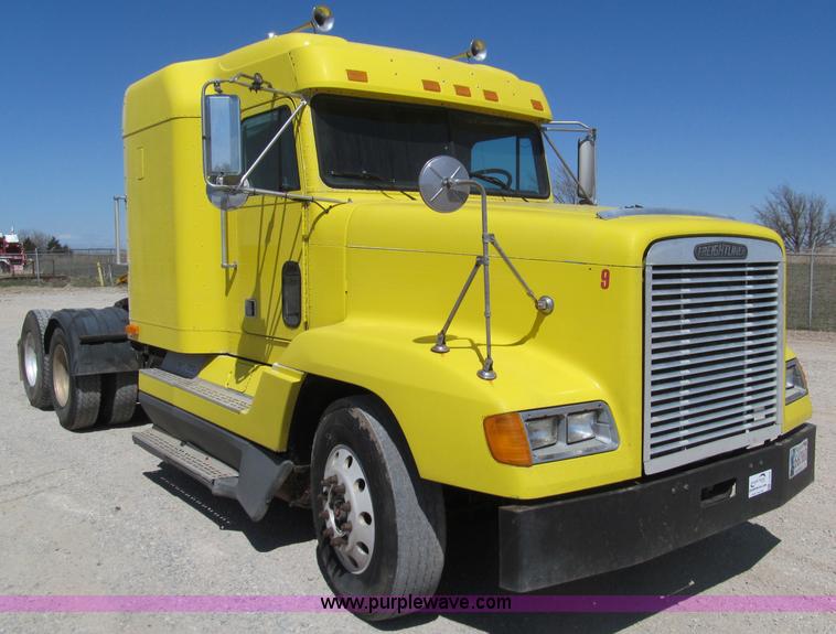 image for item F3025 1996 Freightliner FLD120 semi truck