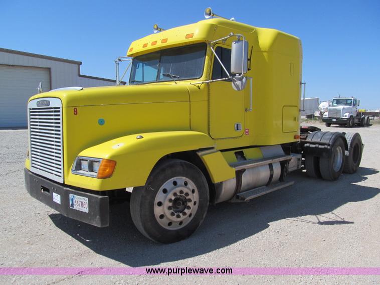 image for item F3025 1996 Freightliner FLD120 semi truck