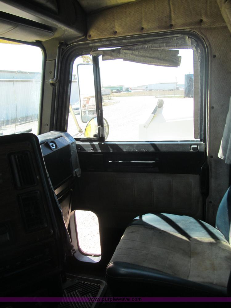 image for item F3025 1996 Freightliner FLD120 semi truck