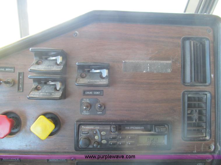 image for item F3025 1996 Freightliner FLD120 semi truck