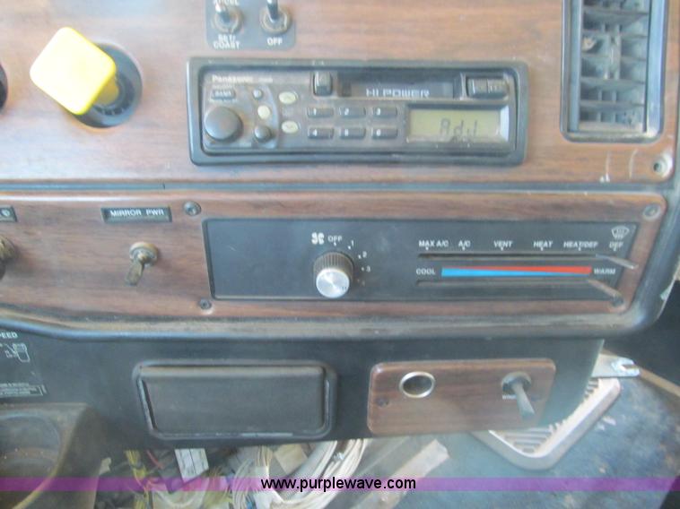 image for item F3025 1996 Freightliner FLD120 semi truck