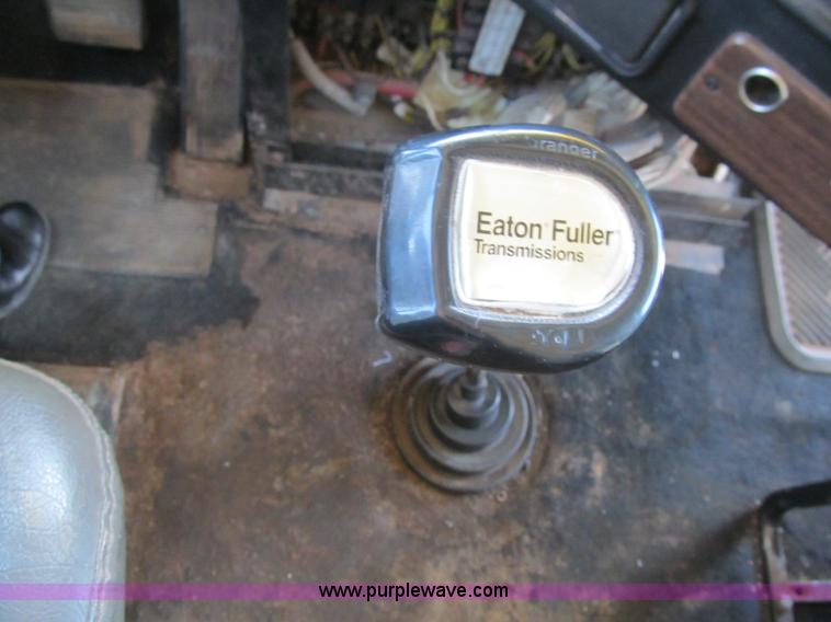 image for item F3025 1996 Freightliner FLD120 semi truck