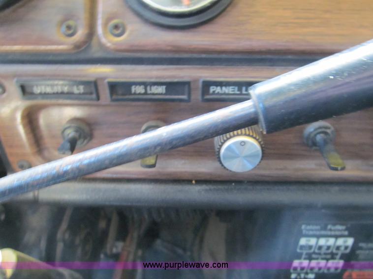 image for item F3025 1996 Freightliner FLD120 semi truck