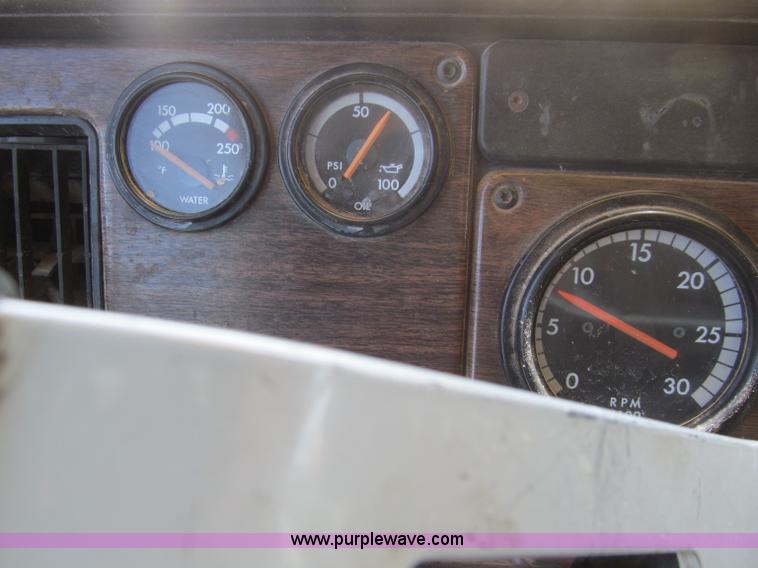 image for item F3025 1996 Freightliner FLD120 semi truck