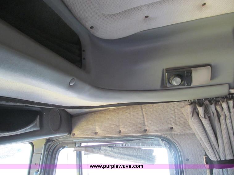 image for item F3025 1996 Freightliner FLD120 semi truck