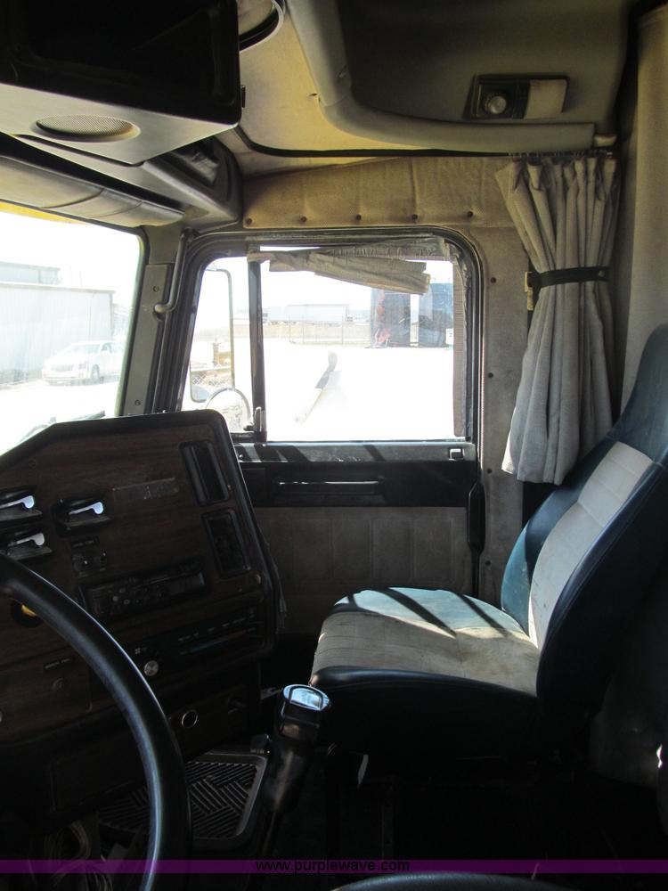 image for item F3025 1996 Freightliner FLD120 semi truck