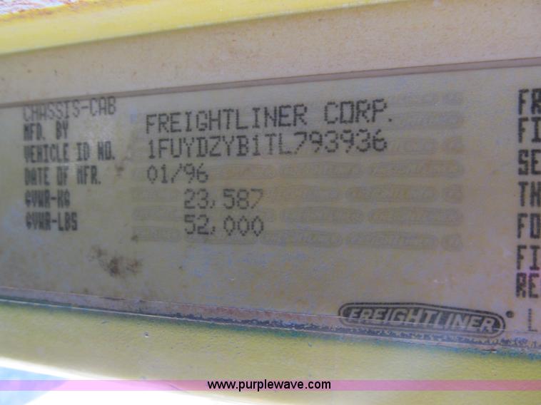 image for item F3025 1996 Freightliner FLD120 semi truck