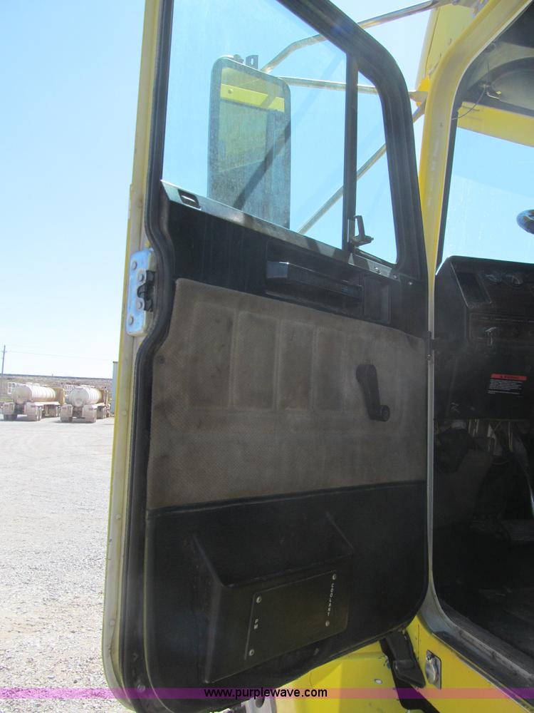 image for item F3025 1996 Freightliner FLD120 semi truck