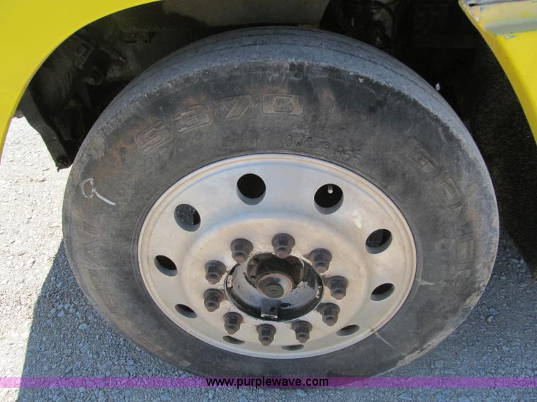 image for item F3025 1996 Freightliner FLD120 semi truck