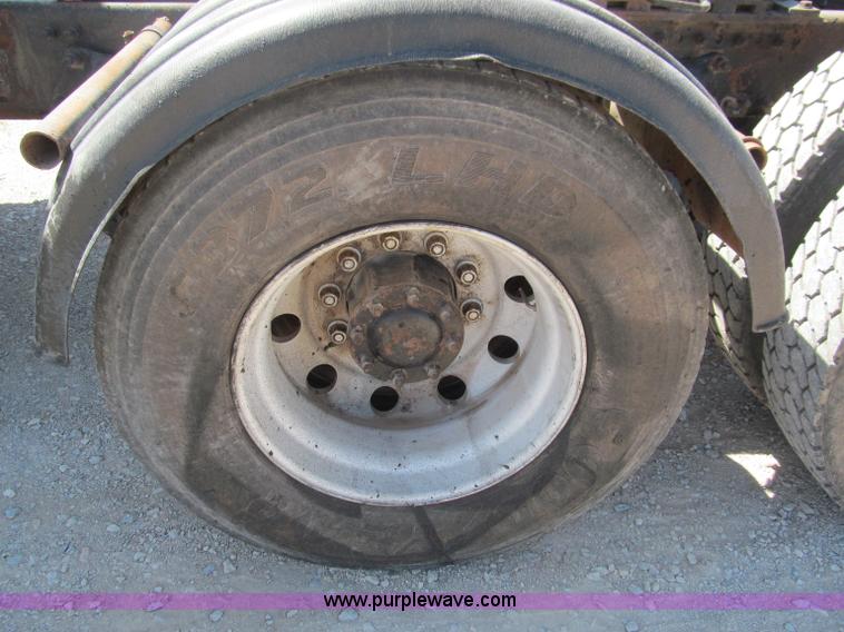 image for item F3025 1996 Freightliner FLD120 semi truck