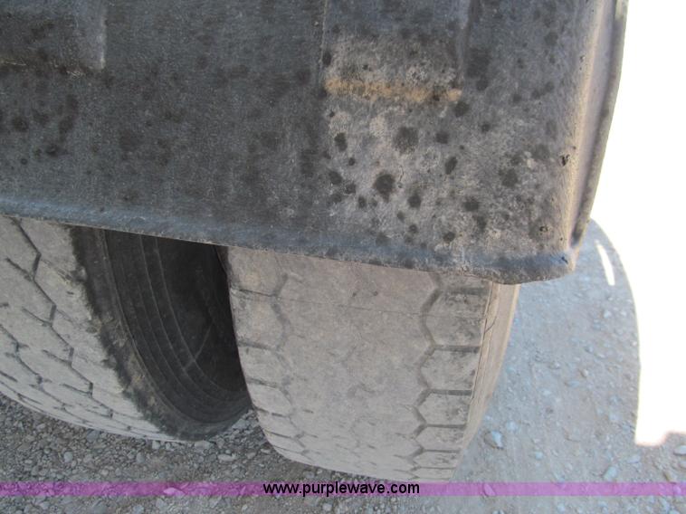 image for item F3025 1996 Freightliner FLD120 semi truck