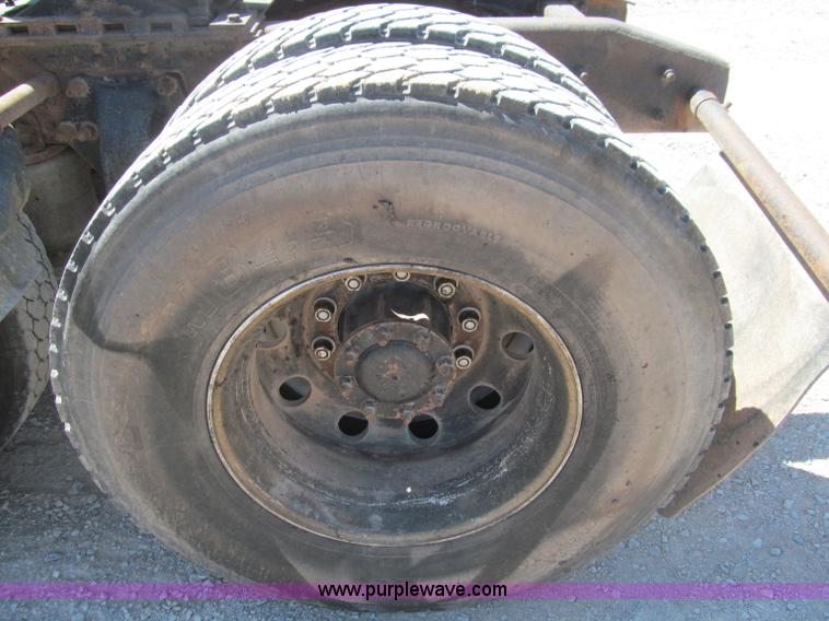 image for item F3025 1996 Freightliner FLD120 semi truck