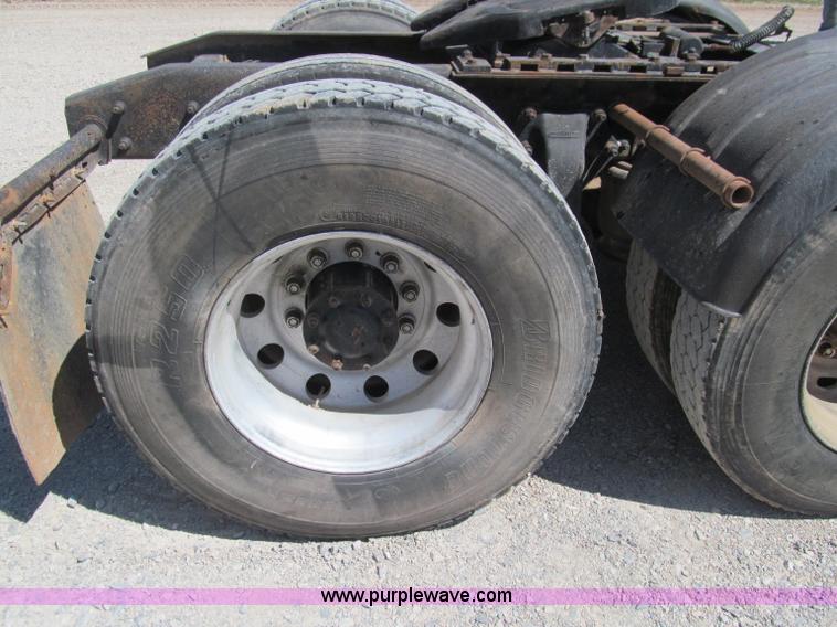 image for item F3025 1996 Freightliner FLD120 semi truck