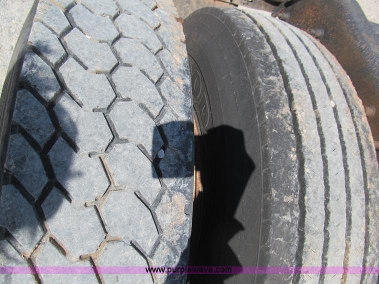 image for item F3025 1996 Freightliner FLD120 semi truck