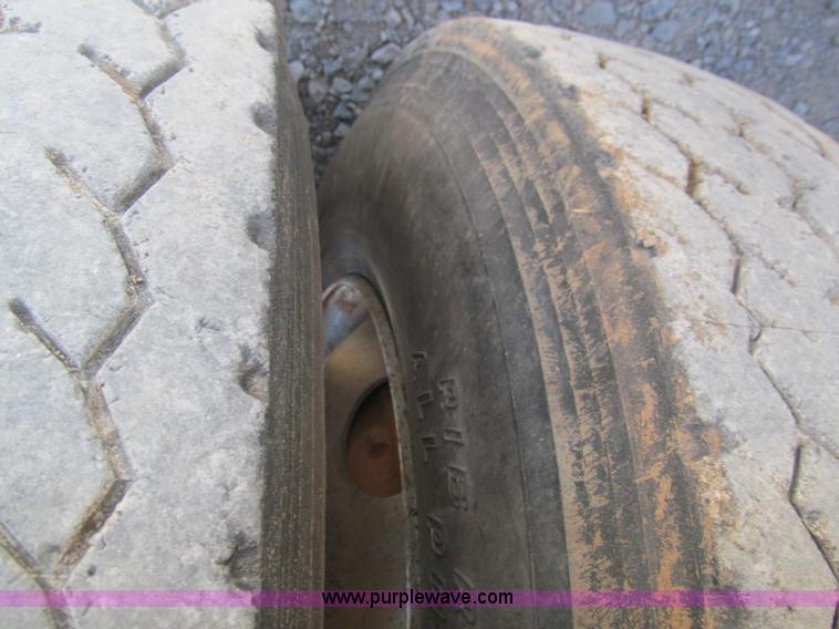 image for item F3025 1996 Freightliner FLD120 semi truck