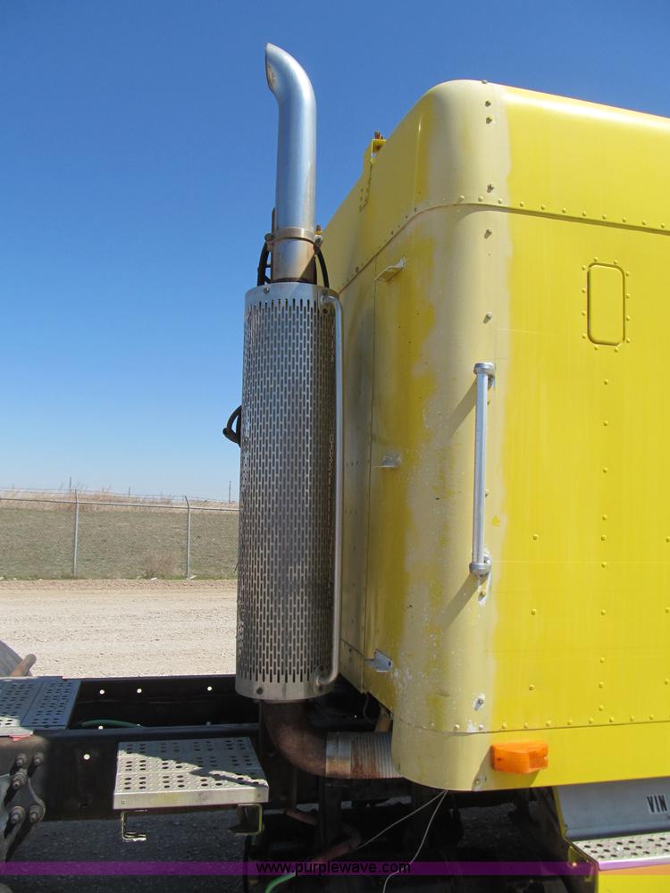 image for item F3025 1996 Freightliner FLD120 semi truck