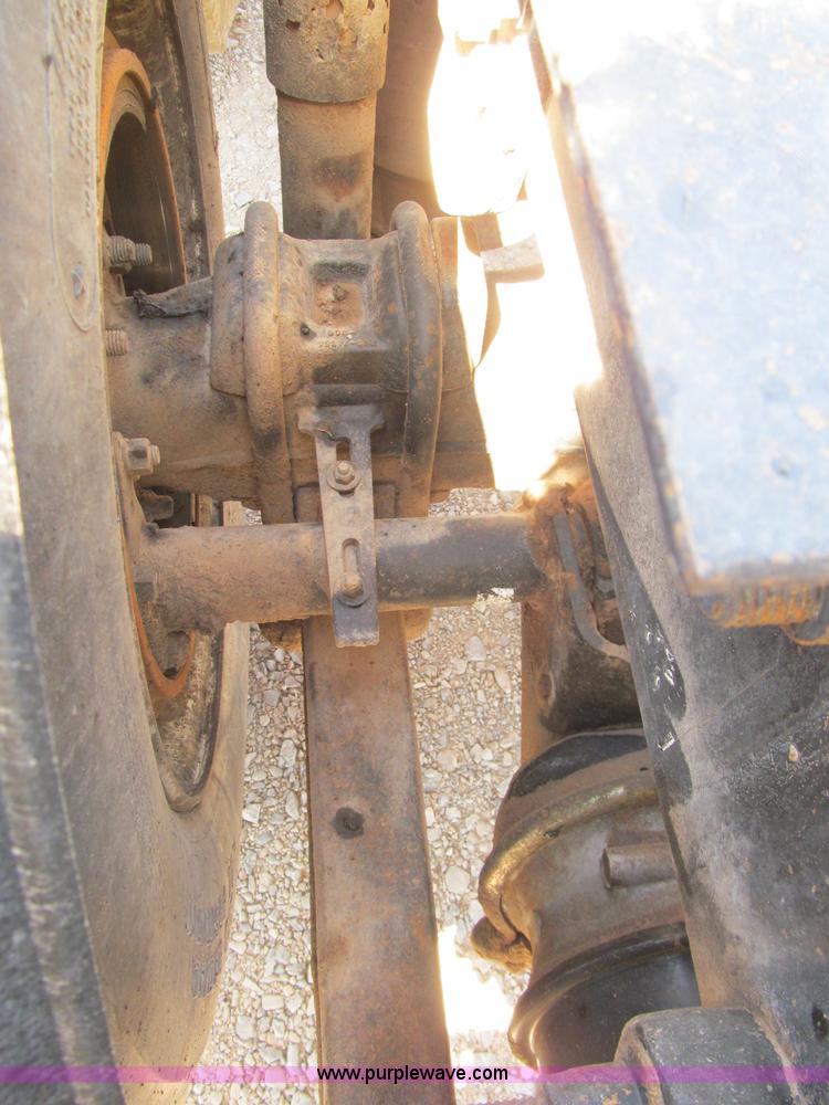 image for item F3025 1996 Freightliner FLD120 semi truck