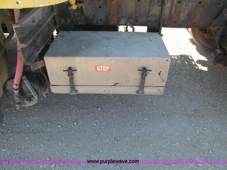 image for item F3025 1996 Freightliner FLD120 semi truck