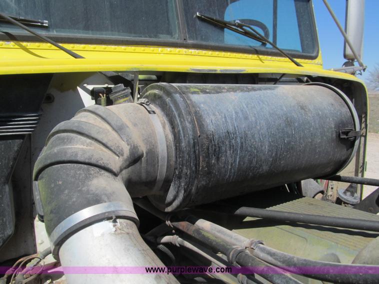 image for item F3025 1996 Freightliner FLD120 semi truck