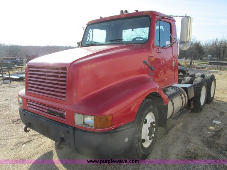 image for item F4427 1995 International 8200 semi truck
