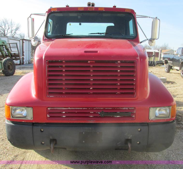 image for item F4427 1995 International 8200 semi truck