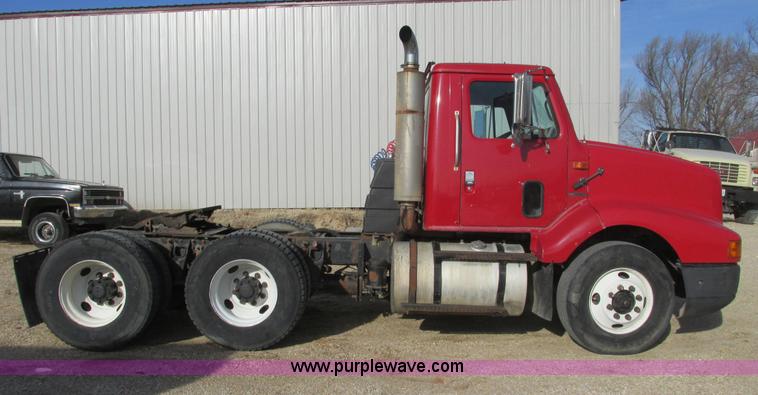 image for item F4427 1995 International 8200 semi truck