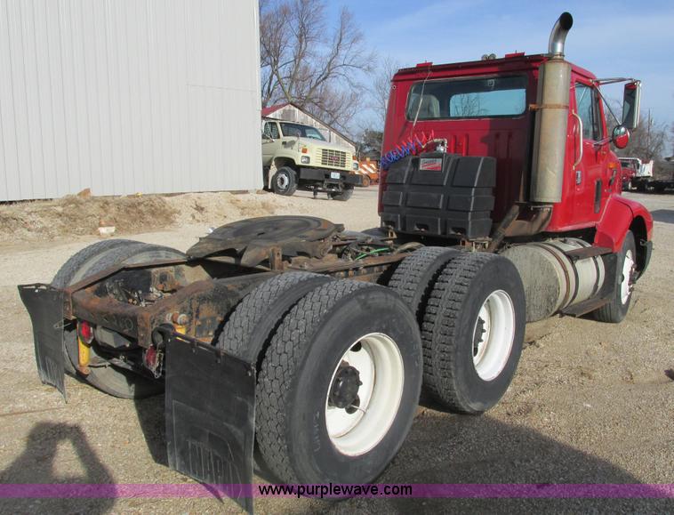 image for item F4427 1995 International 8200 semi truck