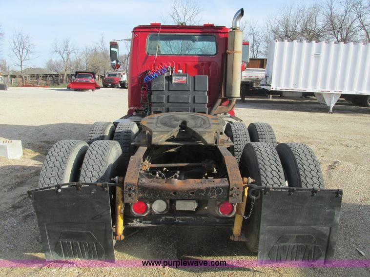 image for item F4427 1995 International 8200 semi truck