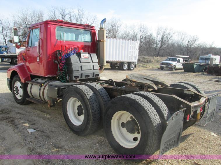 image for item F4427 1995 International 8200 semi truck