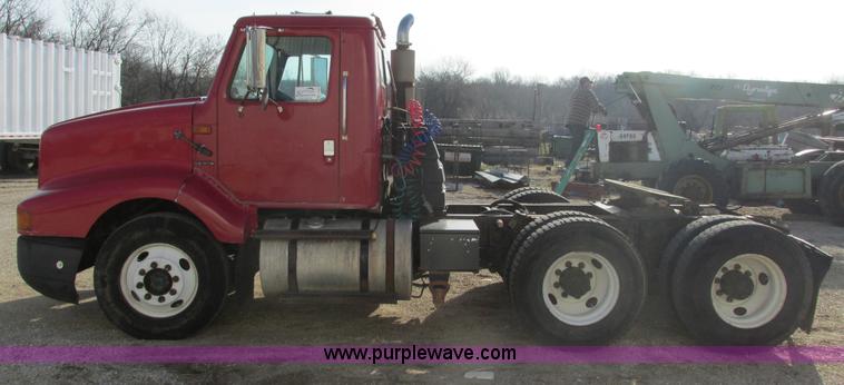 image for item F4427 1995 International 8200 semi truck